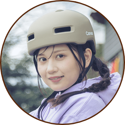 自転車に乗る赤堀君江