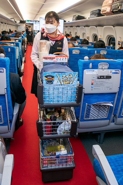 貸切号車専属の乗務員・パーサーの手配や、ご利用駅での駅係員によるグリーティング等の特別なおもてなし
