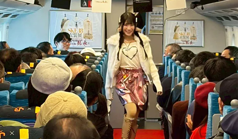 新幹線車内でのファッションショー