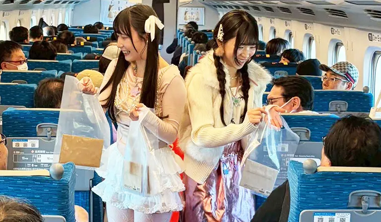 新幹線車内でのファッションショー
