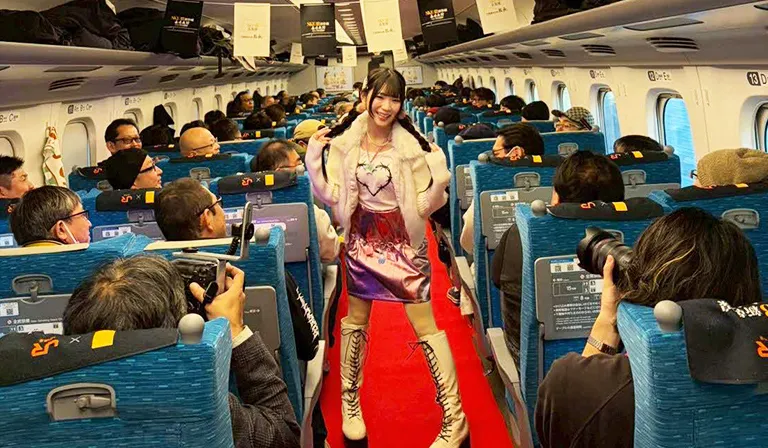 新幹線車内でのファッションショー
