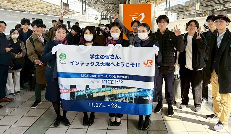 展示会会場に向かう移動中にセミナー開催
