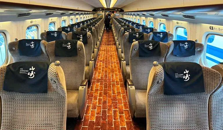 特別列車で向かう蒸溜所ツアー