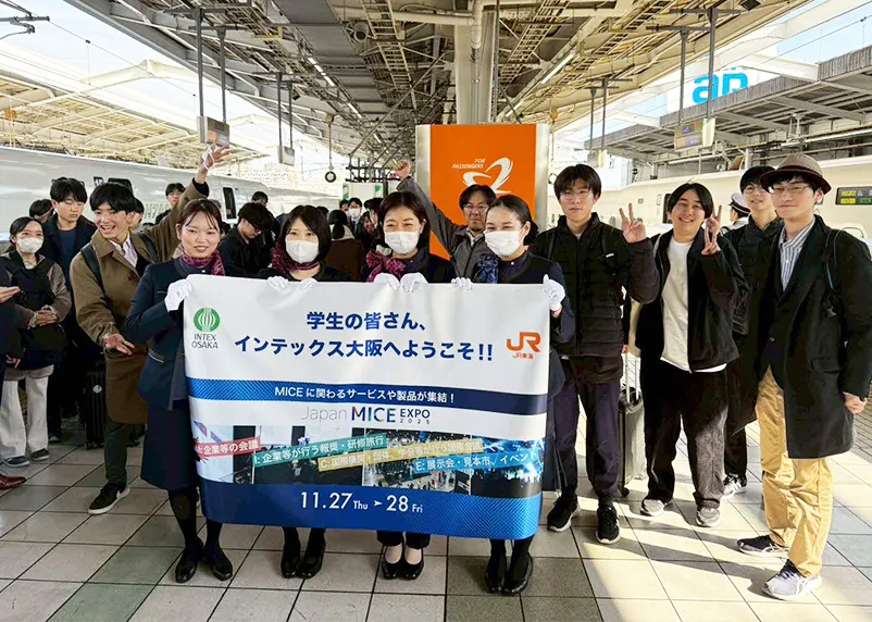 展示会会場に向かう移動中にセミナー開催