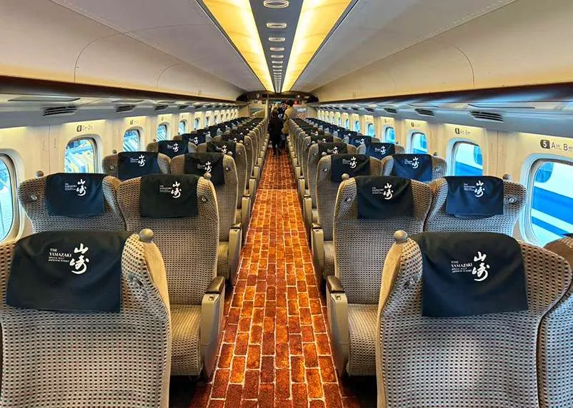 特別列車で向かう蒸溜所ツアー