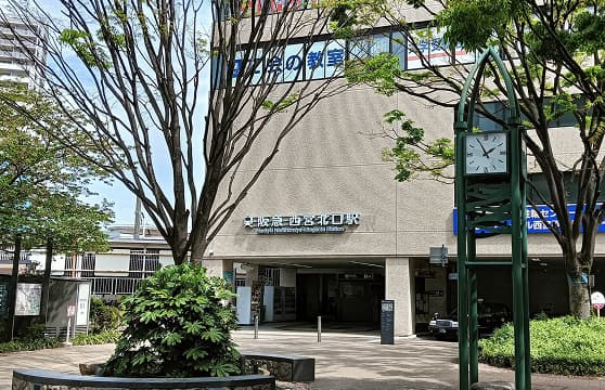 阪急西宮北口駅前時計台（にしきた公園）