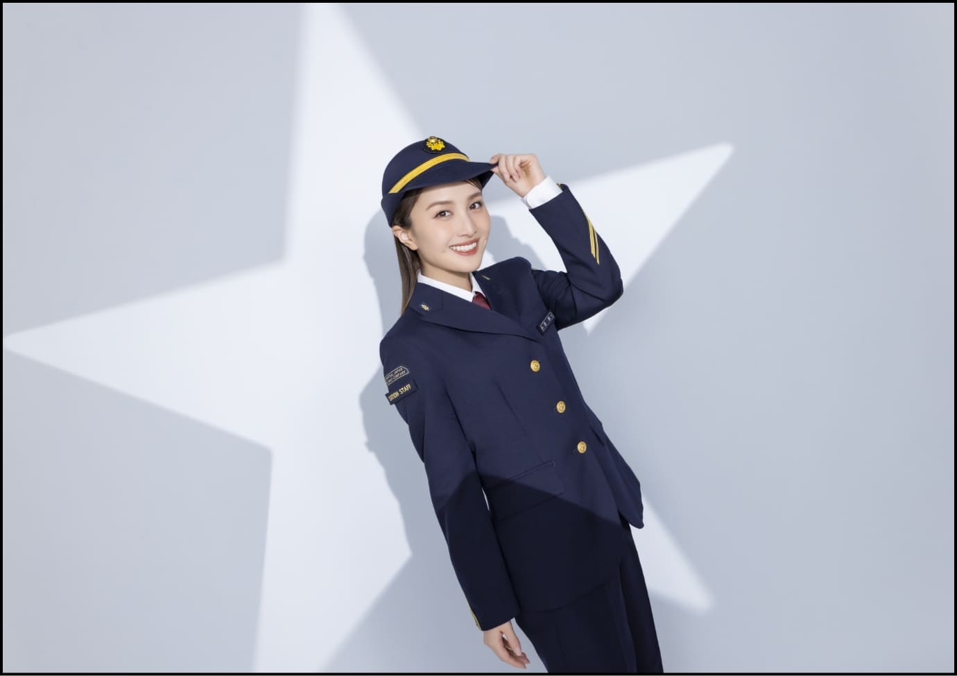 JR東海の制服を着た百田夏菜子の写真