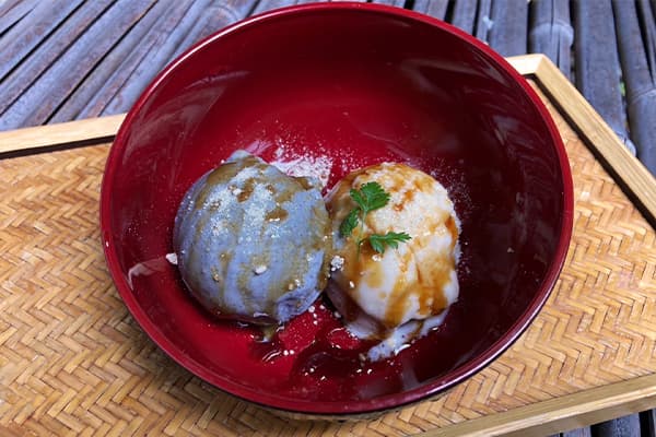 アイスクリーム二種盛り合わせ（黒胡麻と豆乳）　ドリンクセット