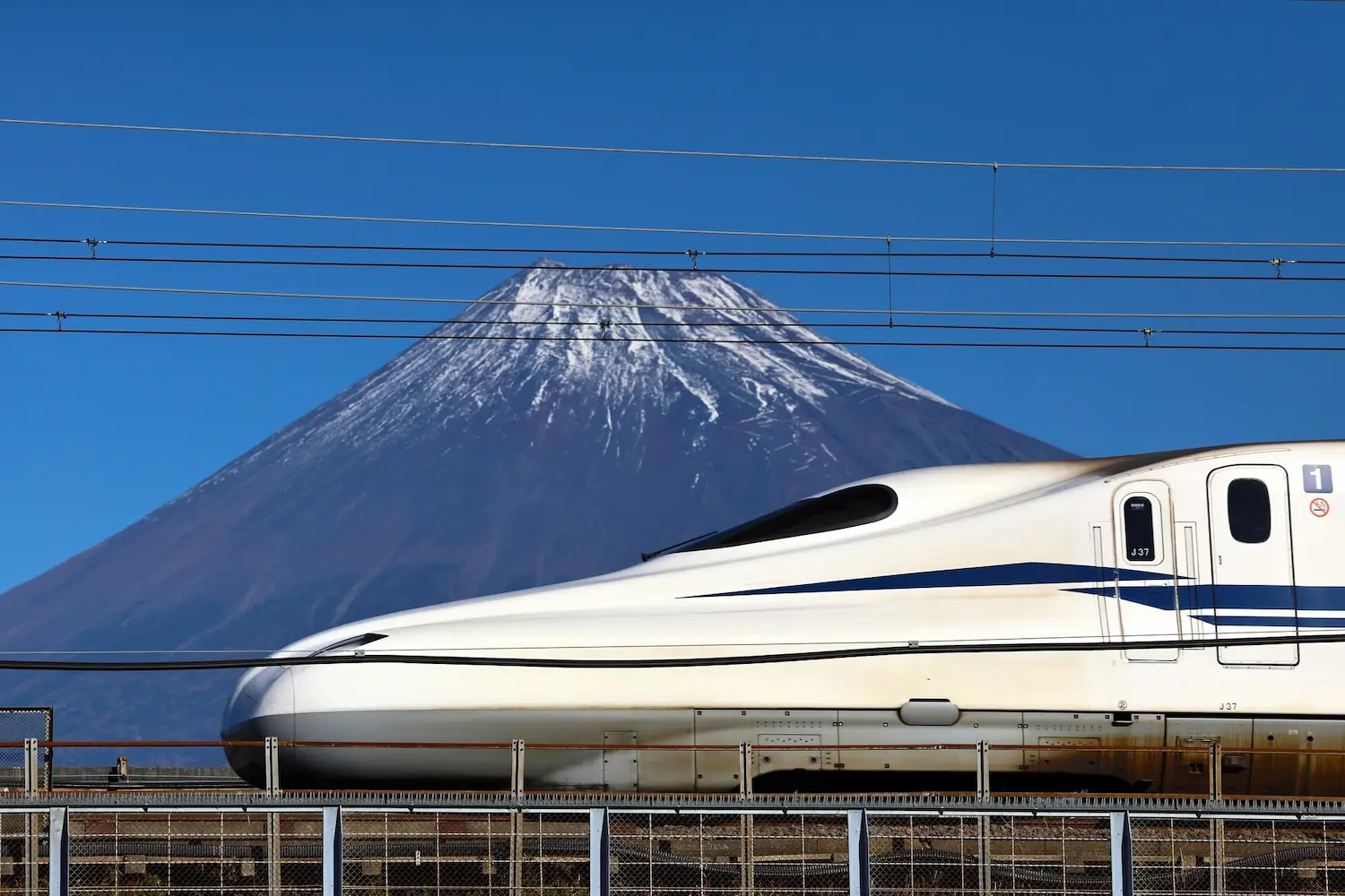 富士山をバックに線路の上を進む新幹線の画像です