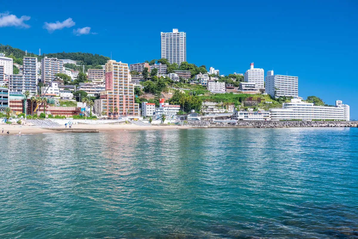 海から見た熱海の街とホテルや旅館がある風景
