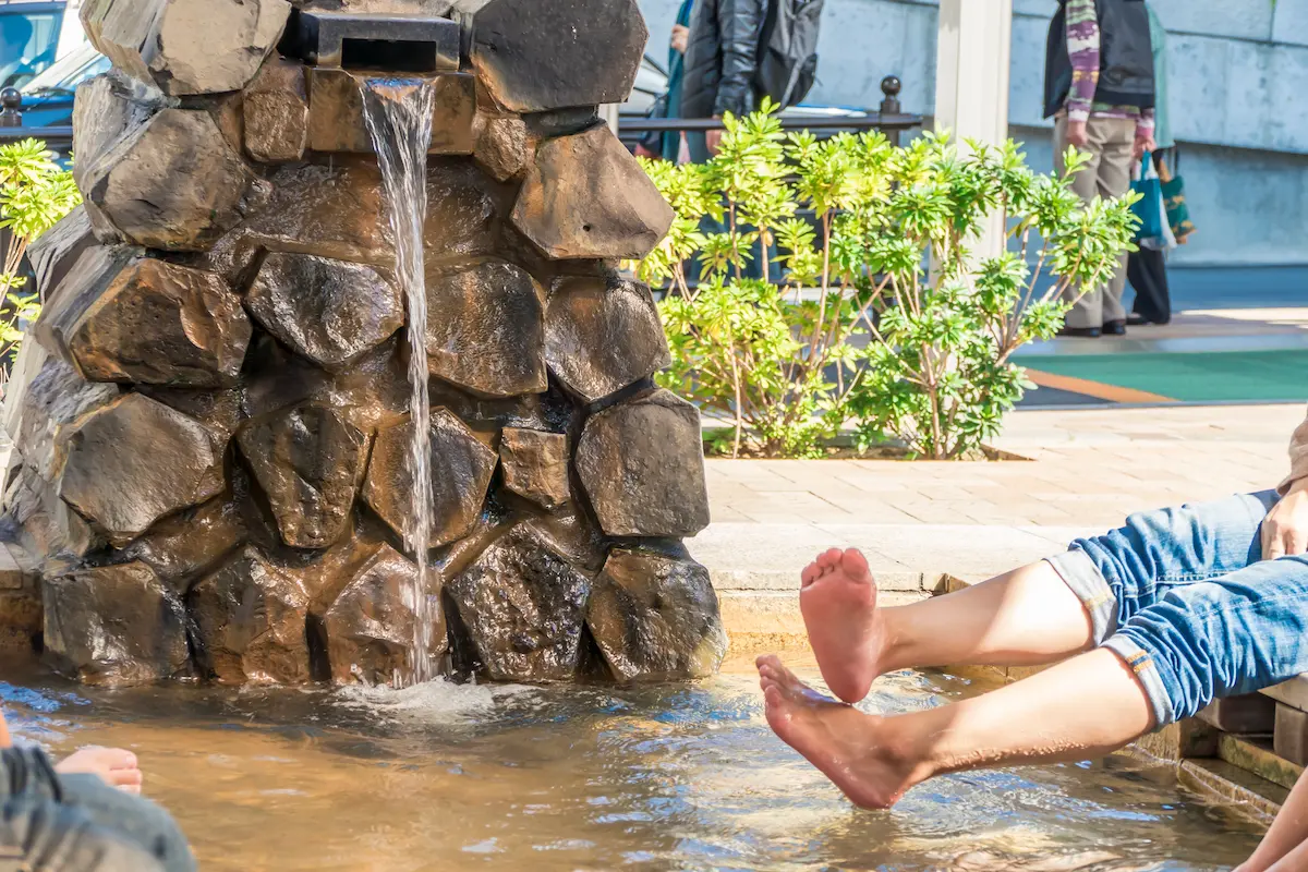 熱海駅前にある足湯「家康の湯」の風景
