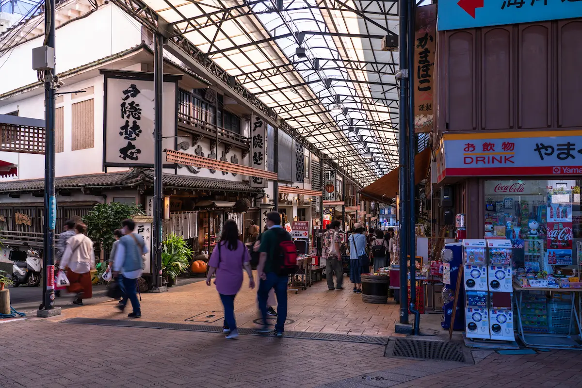人で賑わう熱海駅前商店街の風景