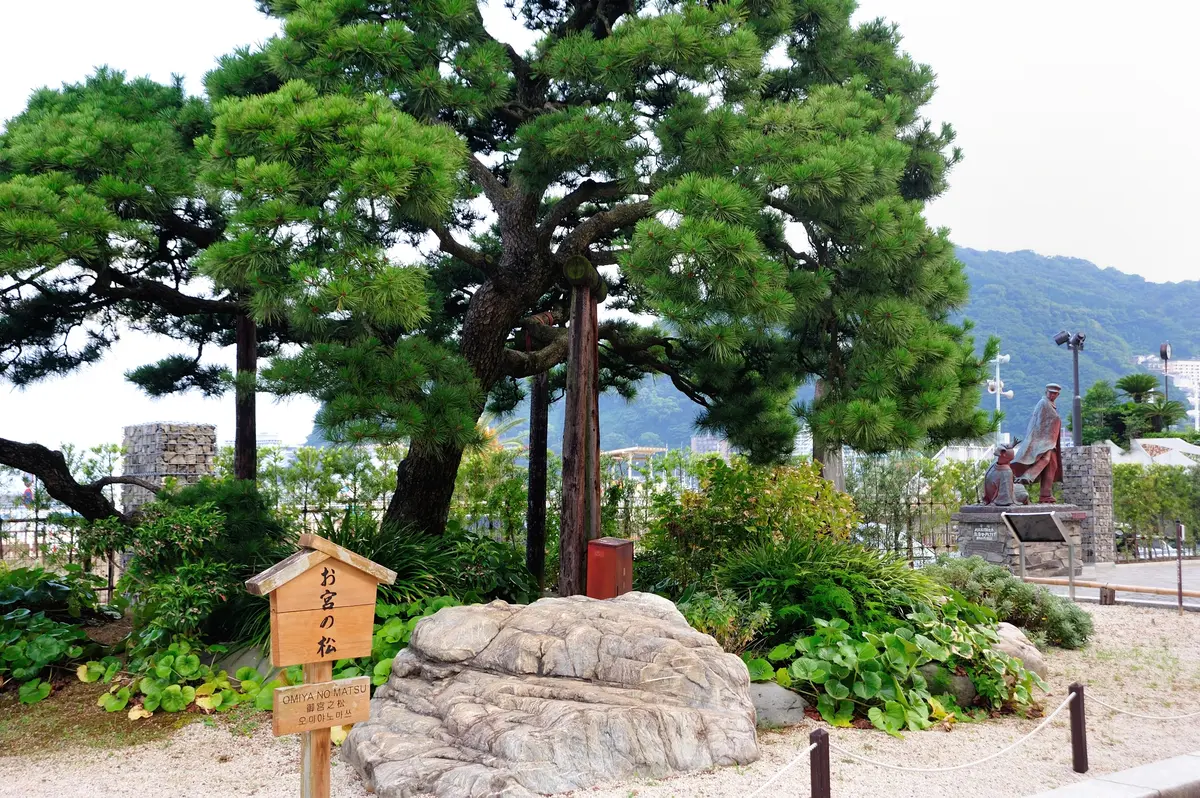 お宮の松と貫一・お宮の像がある風景