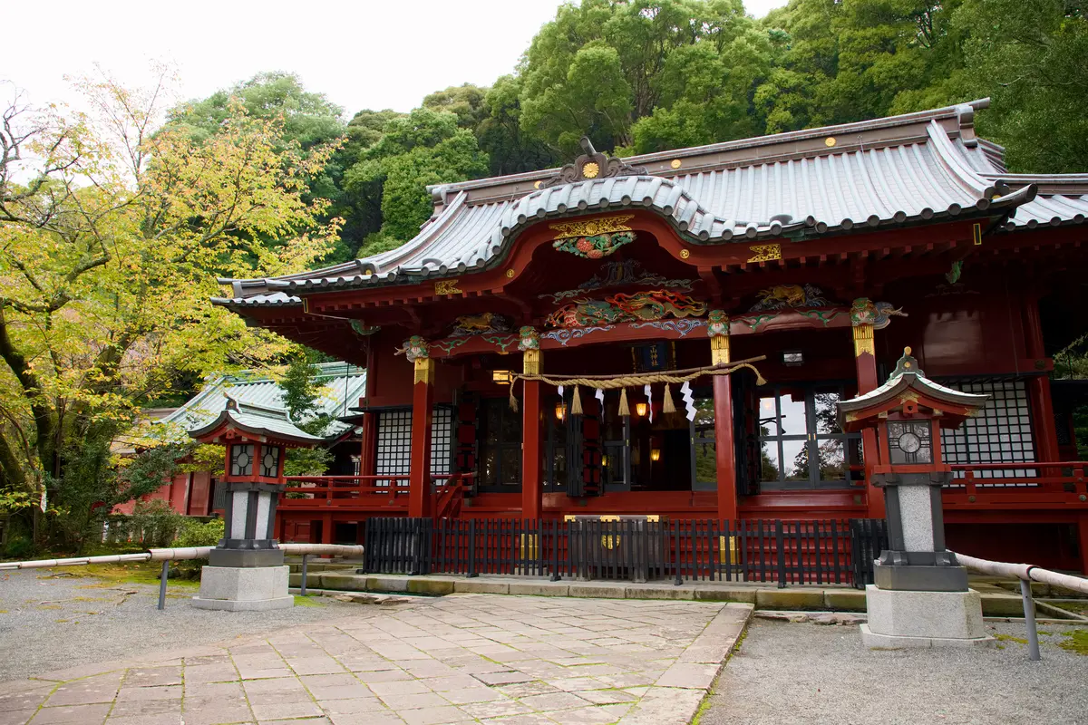 高台にある伊豆山神社本殿の風景