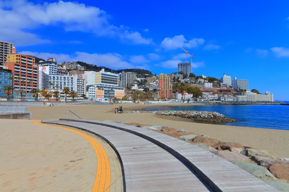 晴天下の熱海サンビーチの風景