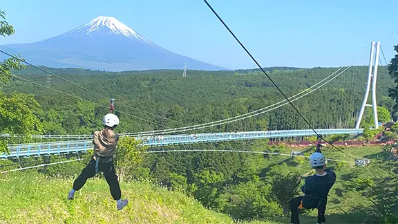 富士山に向かって一気に滑り降りるジップライン！三島スカイウォーク プランの写真