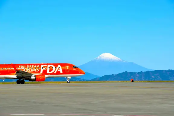 飛行機の滑走路を間近に！富士山静岡空港特別バックヤードツアー プランの写真